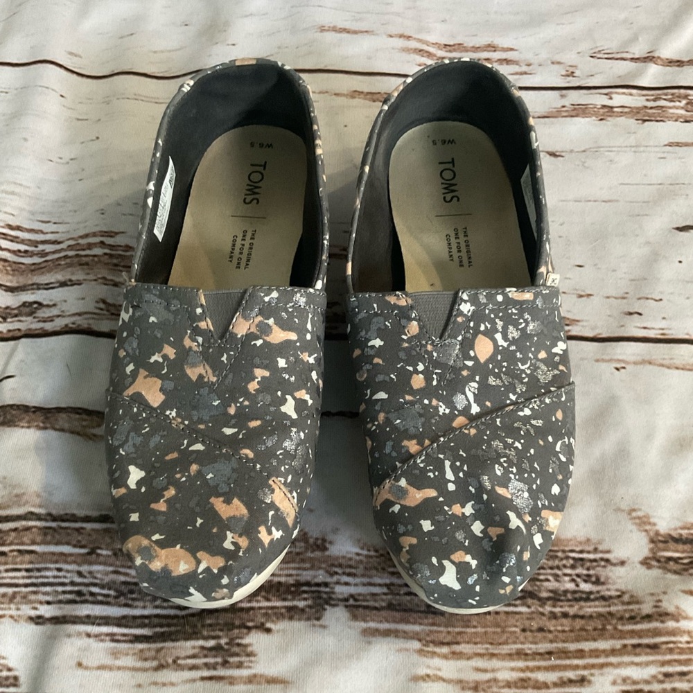 TOMS FORGED IRON GREY METALLIC GRANITE FLECK‎ FLATS